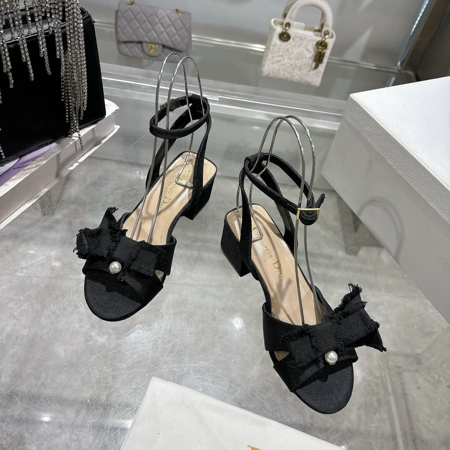 👟👟Ex-factory price 520👟👟 🎆Fringed webbing women's shoes Dior Dior 2024 spring and summer catwalk new Adiorble women's shoes CD star's same fashion tassel bow square head pearl letter logo hardware buckle high-heeled hollow sandals The top high-end version on the market Upper: original customized tassel grosgrain Lining: sheepskin lining foot pad Outsole: Italian leather outsole Heel height: 8.5cm Size: 34-41 (34.40.41. Customization is non-refundable)